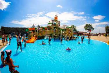 Obóz młodzieżowy, KORBIELÓW 2026 - WAKACYJNY HIT !!! Z wyjazdem do Energylandii, wycieczkami do Wiednia, na Słowację i do aquaparków. Ośrodek z basenem letnim. Kolonia 7-13 lat, obóz 14-18 lat.